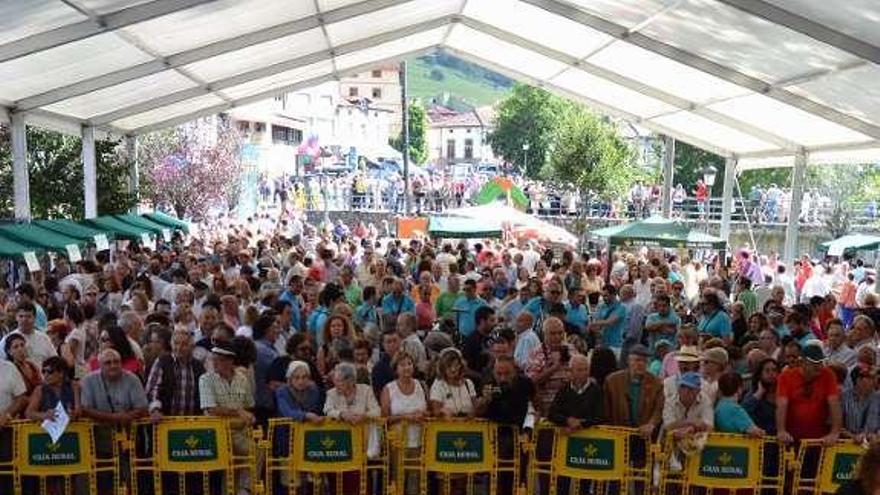 Los catadores, con los quesos participantes detrás. A la derecha, Gonzalo Carlos Miranda prueba el queso de Aurora Gutiérrez ante la mirada de Dolores Laviada.