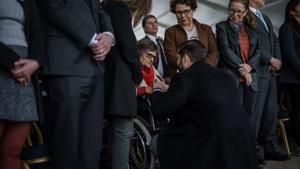 El presidente de Chile, Gabriel Boric, junto a familiares de las víctimas de desapariciones forzadas a 50 años del golpe de Estado.
