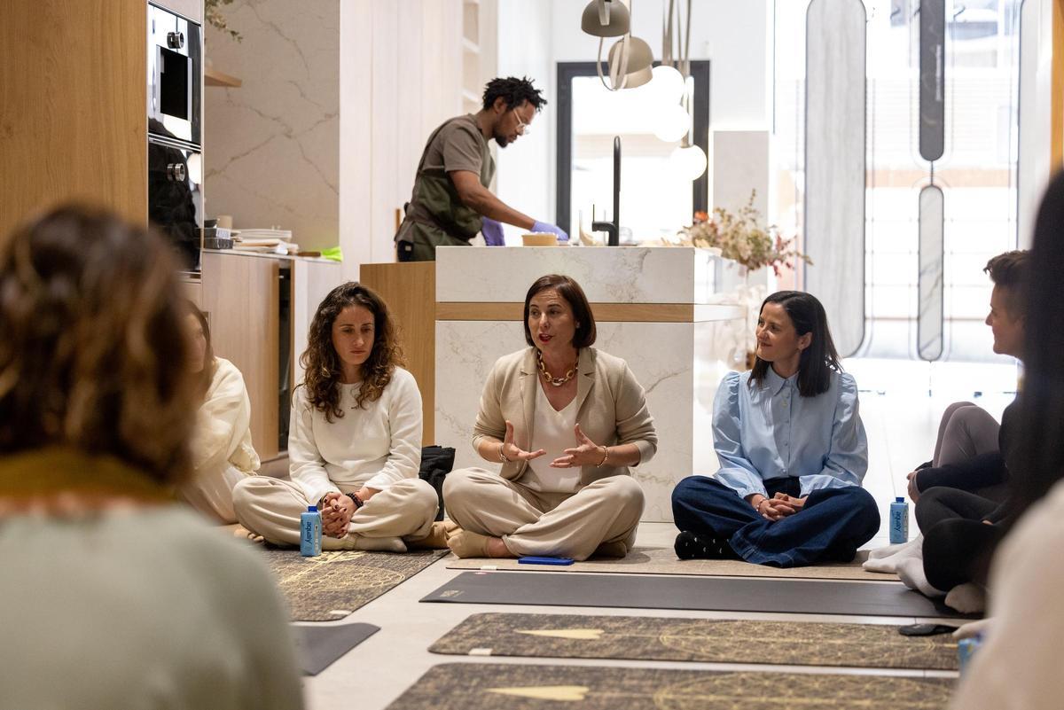 En el centro, Soledad Berbegal, de Actiu, y a su derecha Sonia Berbel, de Cosentino