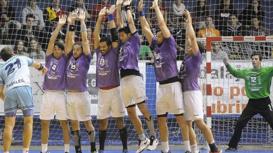 Adrián lanza a puerta en un golpe franco durante el duelo de ayer. // Nacho Izquierdo/Balonmano Guadalajara