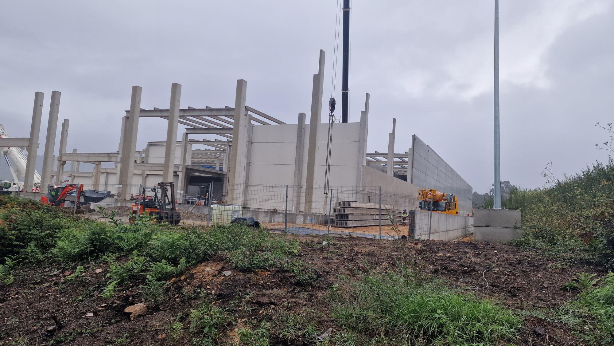 Obras de construcción de la megaplanta de Conservas Cerqueira, en el polígono industrial de Té (Rianxo).