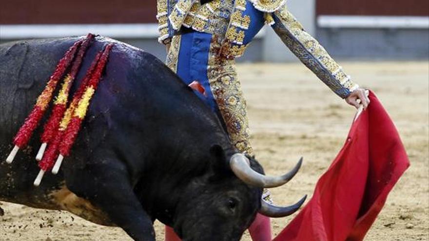 Primer torero herido en un agrio inicio