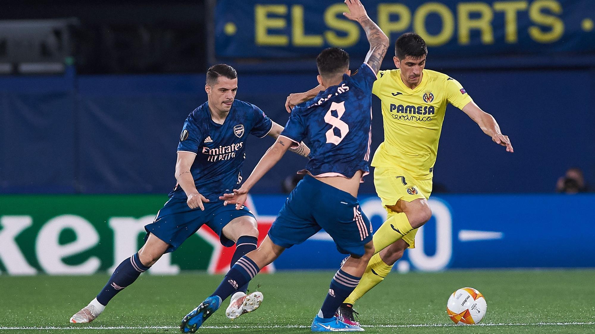 Gerard Moreno se intenta escapar de Ceballos, este jueves en Vila-real.