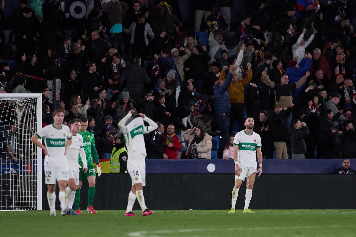 Los jugadores del Elche se lamentan tras encajar un gol