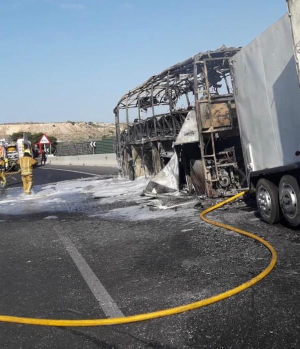 Incendio de un autobús con pasajeros en Elche