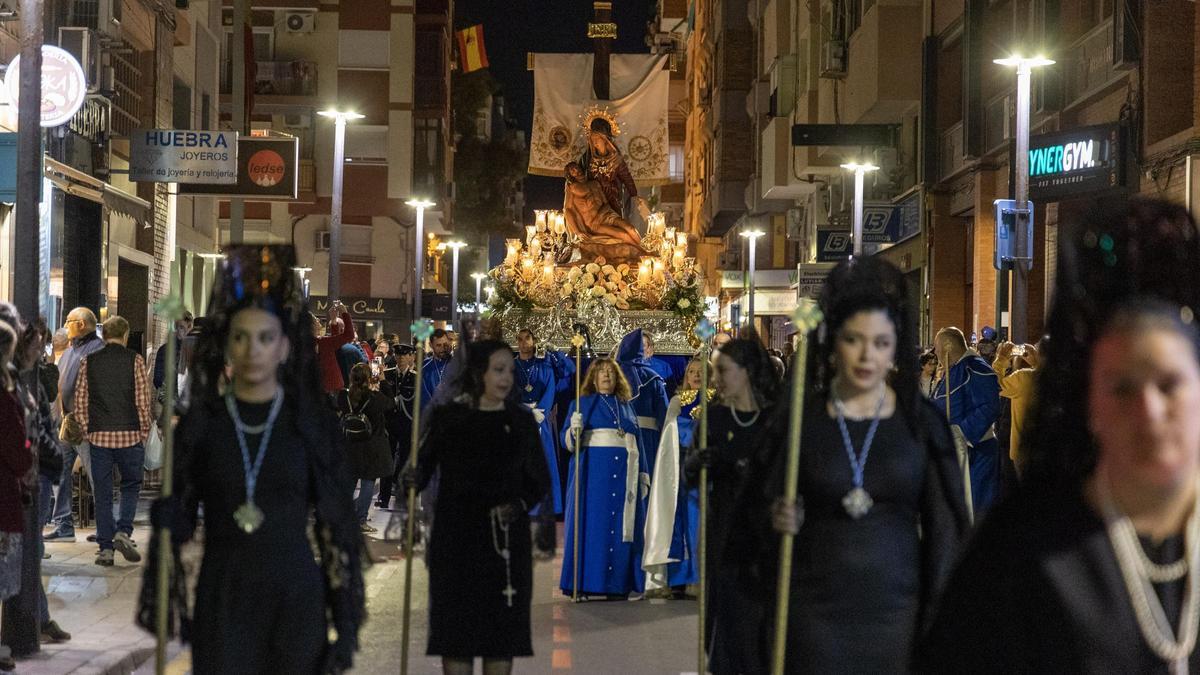 La Cofradía de Ntra. Sra. de la Piedad y de la Caridad, y Cristo de la Paz de Benalúa, en una pasada Semana Santa
