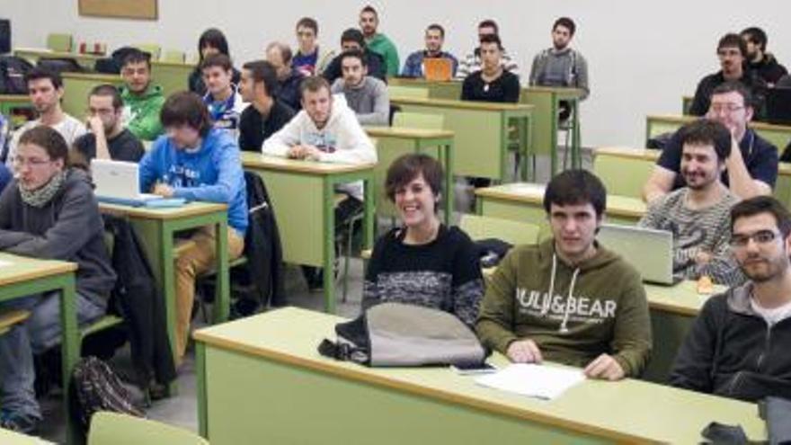 El Grado de Ingeniería Informática de la UPV apenas tiene un 9,8 % de mujeres matriculadas. Clase de tercero de esta titulación en la que cuando se tomó la foto sólo había una alumna en el aula.