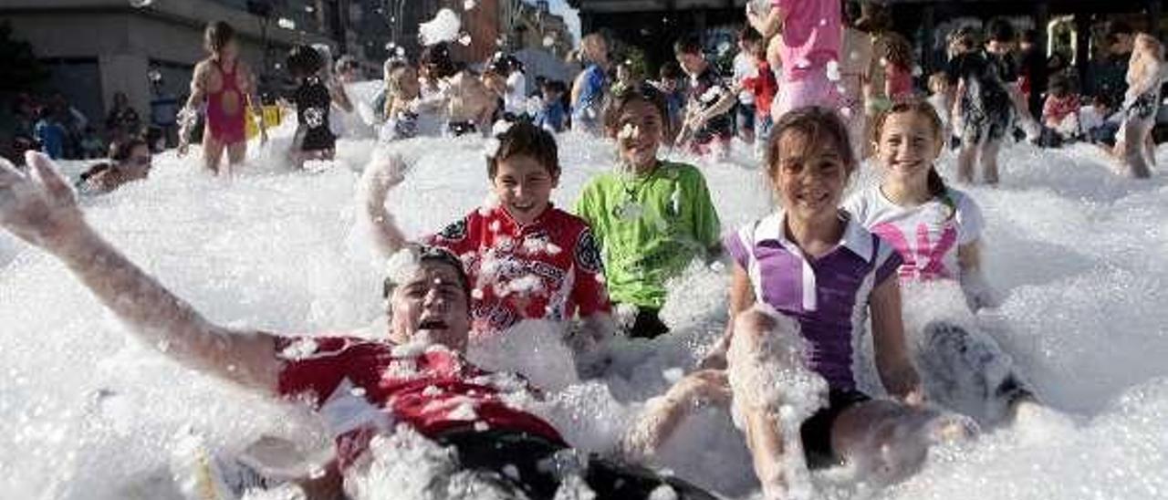 Los niños disfrutaron en la fiesta de la espuma.