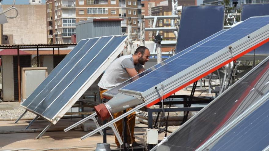 Placas solares ubicadas en el campus de Alfonso XIII.