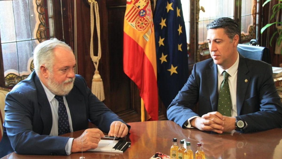 El alcalde de Badalona, Xavier Garcia Albiol, y el ministro de Agricultura y Medio Ambiente, Miguel Arias Cañete, reunidos en Madrid este jueves.