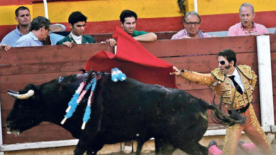 El juez Castro acapara los flashes en la plaza de toros de Muro