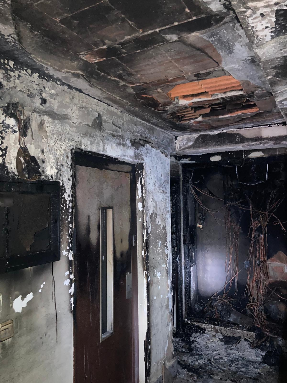 El interior del portal tras el incendio.