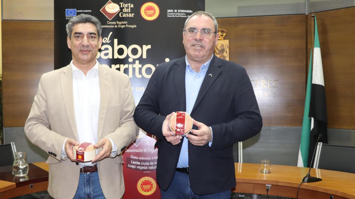 Javier Muñoz, director técnico, y Ángel Juan Pacheco, presidente del Consejo Regulador Torta del Casar, durante el balance de 2022.