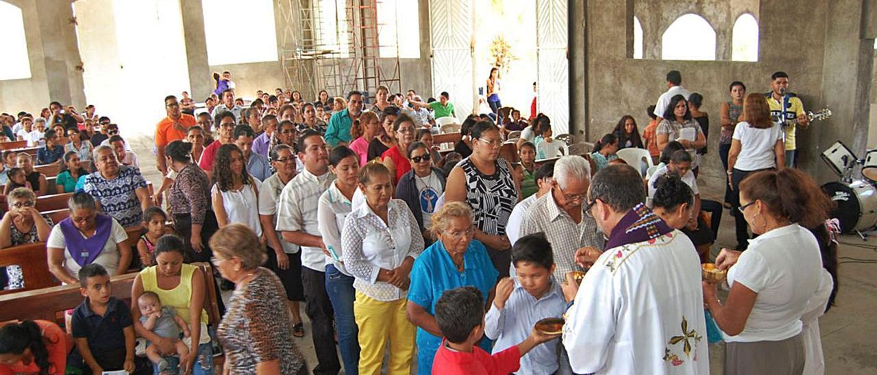 Acto religioso en el salón parroquial construido en Nicaragua con la ayuda de Anna. | AVAN