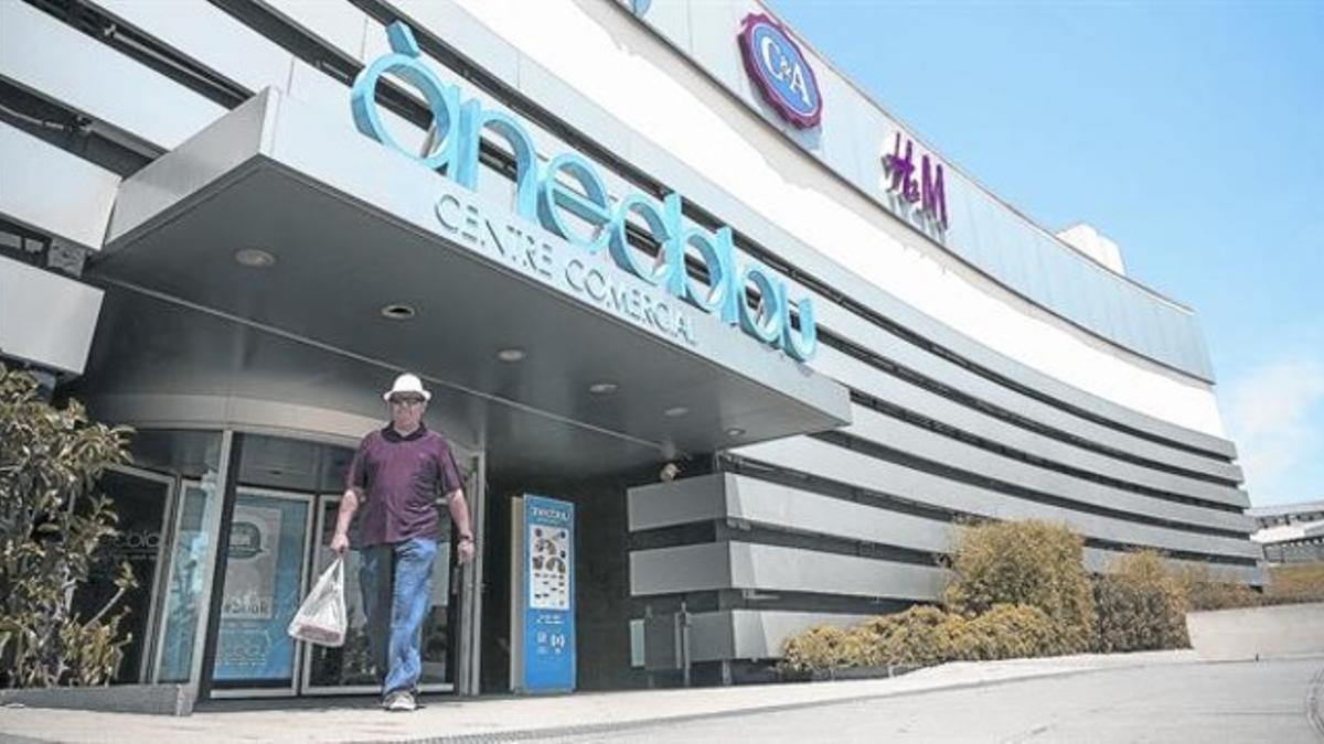 Un cliente abandona el centro comercial L'Ànec Blau de Catelldefels, ayer.