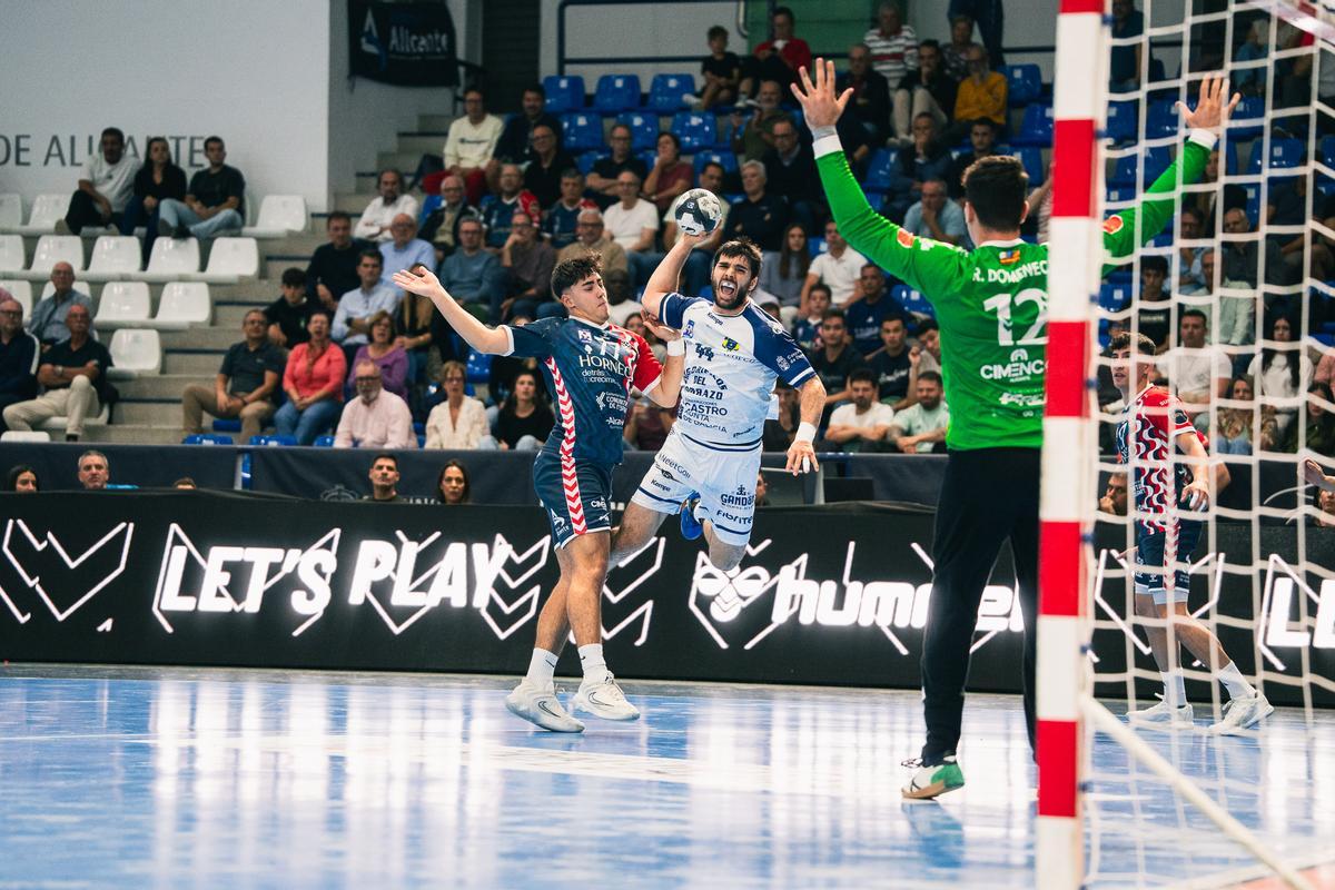 Santi López lanza a puerta ante Roberto Domenech.