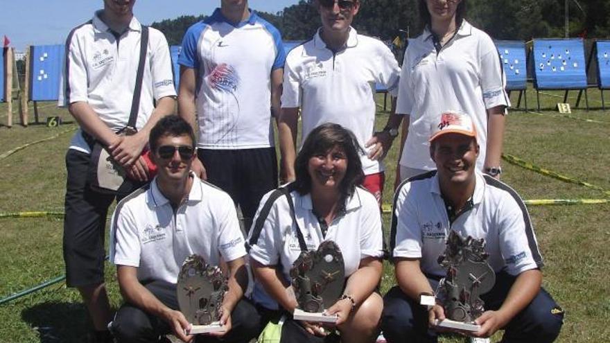 La expedición zamorana posa con sus trofeos al término del torneo.