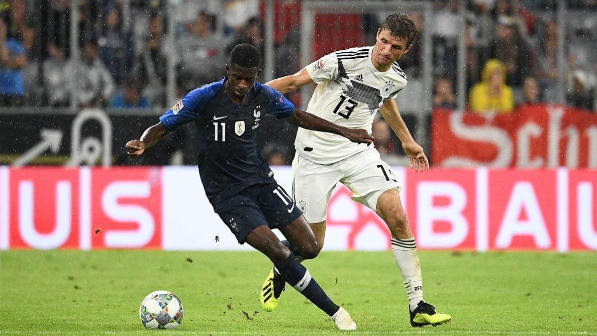 Müller persigue a Dembélé en el primer partido de la Liga de Naciones.