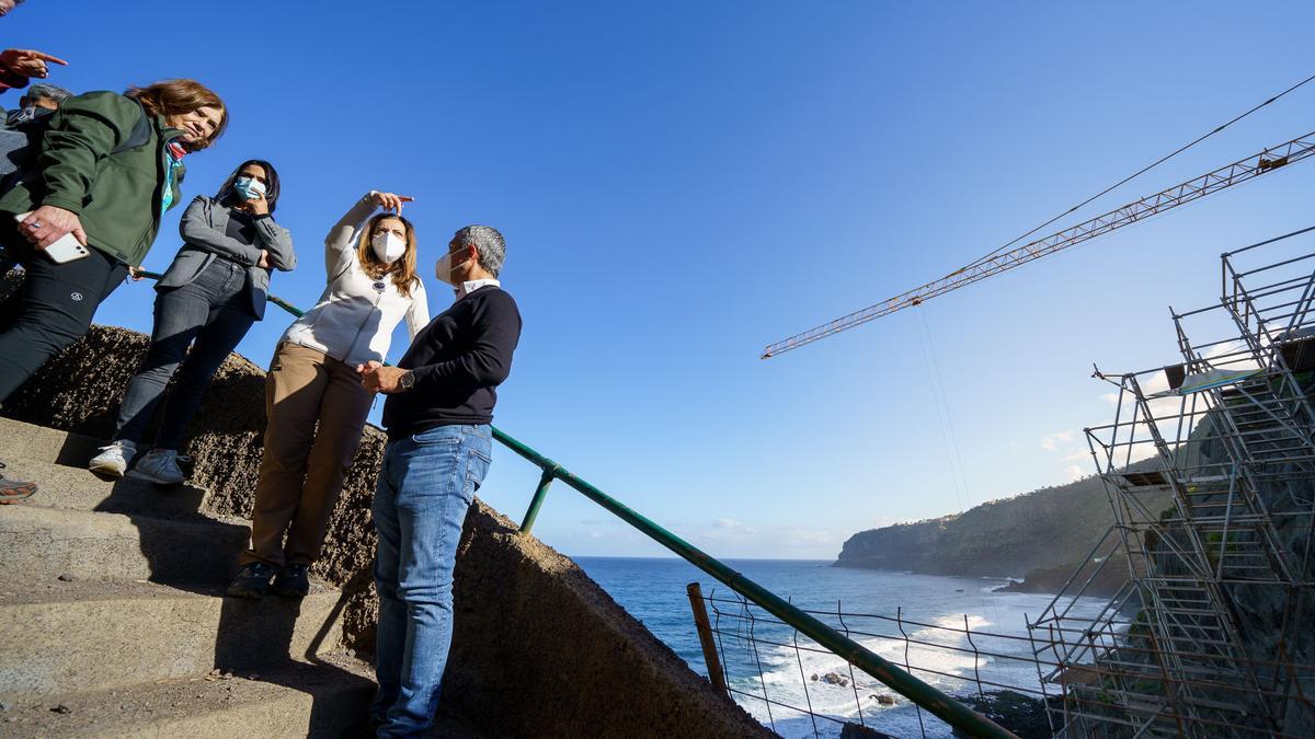 La visita de Isabel García, ediles de La Orotava y técnicos a las obras en el acceso a la playa de Los Patos