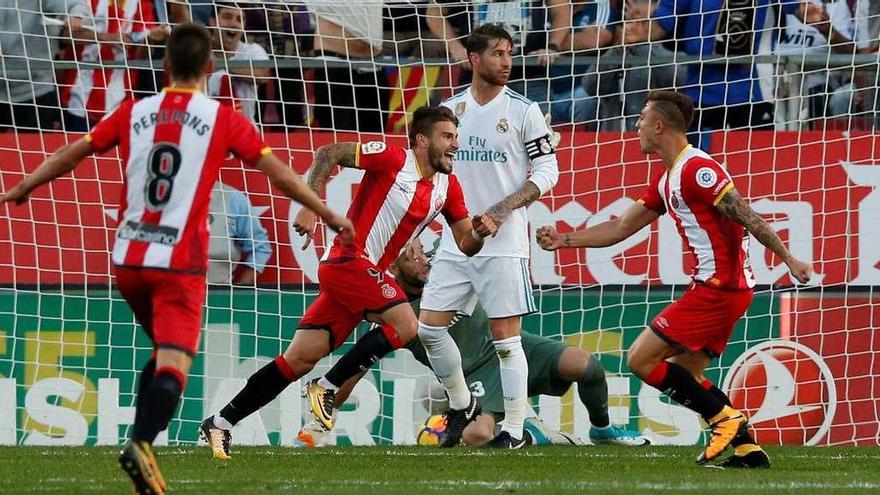 Portu, en el centro, celebra el gol del triunfo ante dos compañeros y el madridista Sergio Ramos.