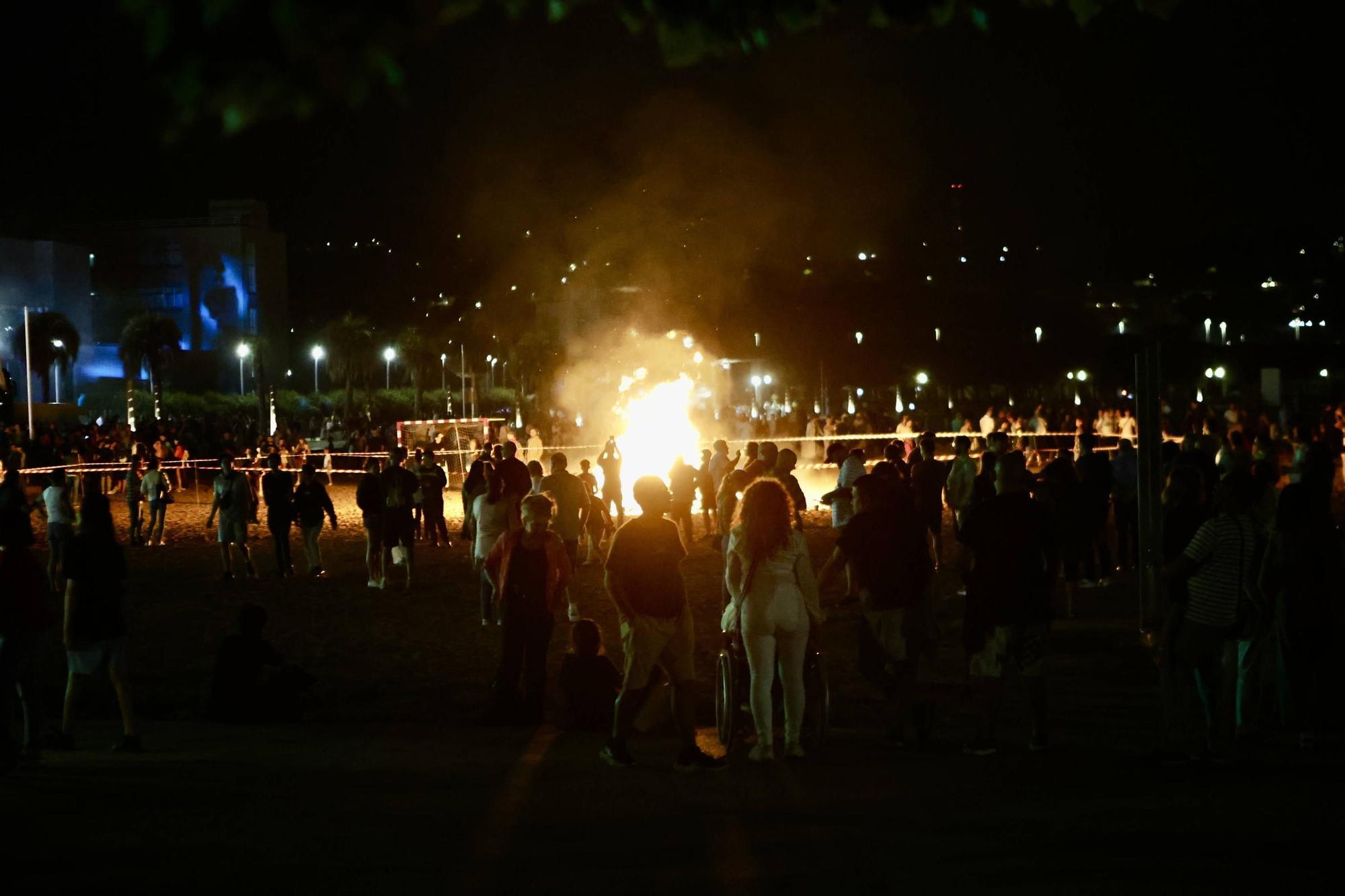 Fuegos artificiales, música, flores, hoguera... la celebración de San Juan en Gijón, en imágenes