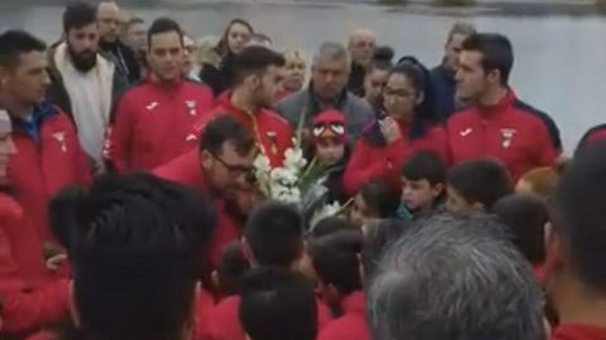 Homenaje de los niños del Club Juventud La Uva de Badajoz al pequeño Víctor