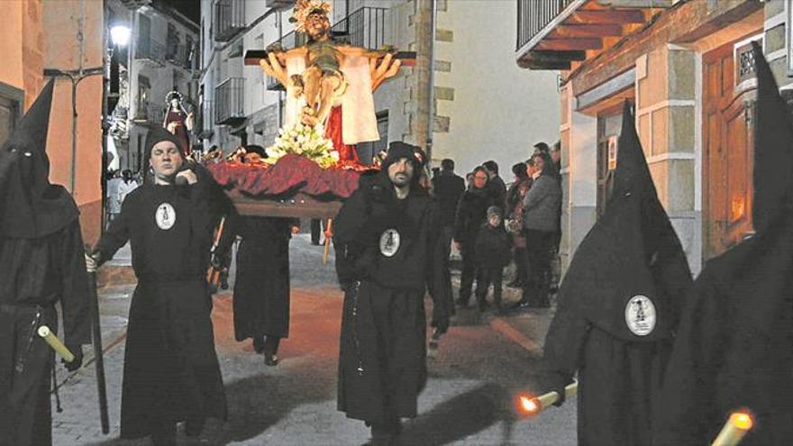 Buscan costaleros para las procesiones en Els Ports