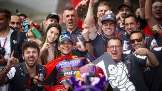 Martín y Márquez se confabulan, en Le Mans, para arrebatarle el título a Bagnaia