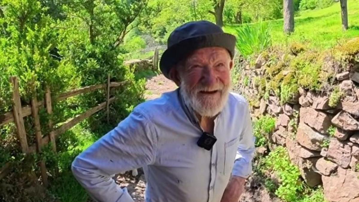 Federico tiene 94 años y vive en Asturias con sus animales.