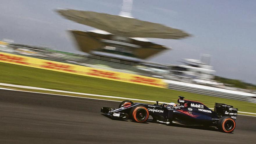 Fernando Alonso, ayer a los mandos de su McLaren-Honda en el circuito de Marina Bay.