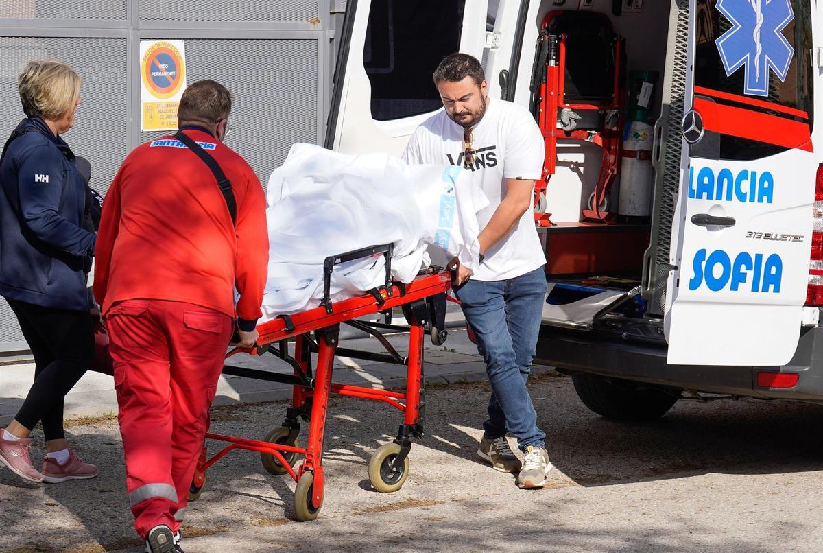 Belén Esteban, oculta bajo una manta, ingresa en el hospital