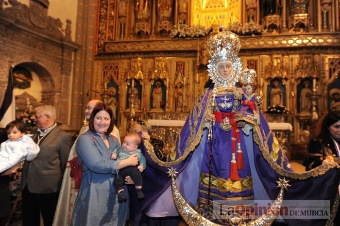 Los niños pasan por el manto de la Fuensanta