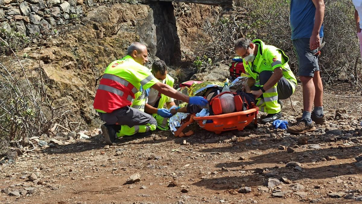 Rescate de la persona que se precipitó desde un muro en Santa María de Guía.