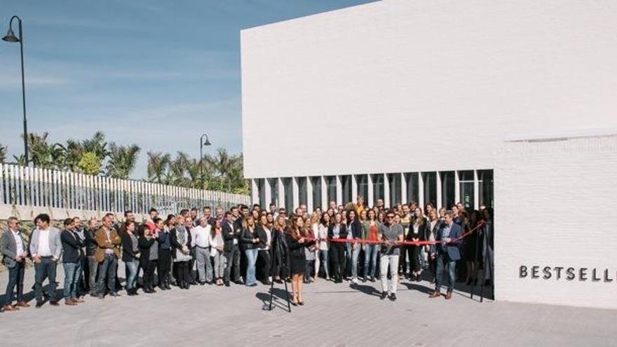 La inauguración de la nueva sede de Bestseller, situada en Churriana, contó con la presencia del actor y ahora diseñador Antonio Banderas.