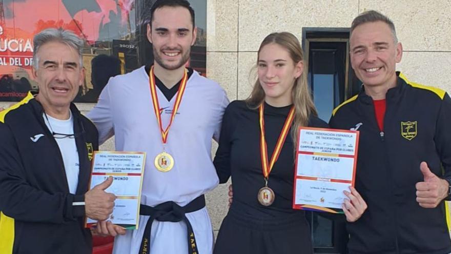 Ramon Ruiz i Martina Torrents, al centre, amb les medalles. | EMPORDÀ