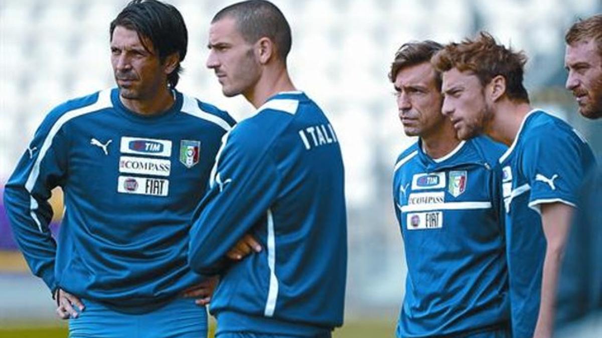 Los jugadores italianos, con Buffon a la izquierda, atienden en el entrenamiento de ayer en Cracovia.