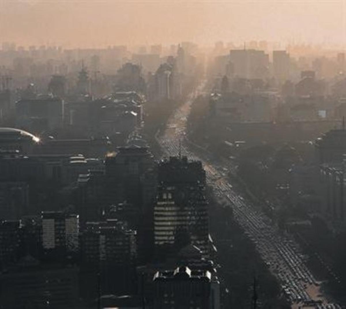 Panoràmica d’una avinguda de Pequín en un episodi d’elevada contaminació del setembre del 2013. Panoràmica d’una avinguda de Pequín en un episodi d’elevada contaminació del setembre del 2013.