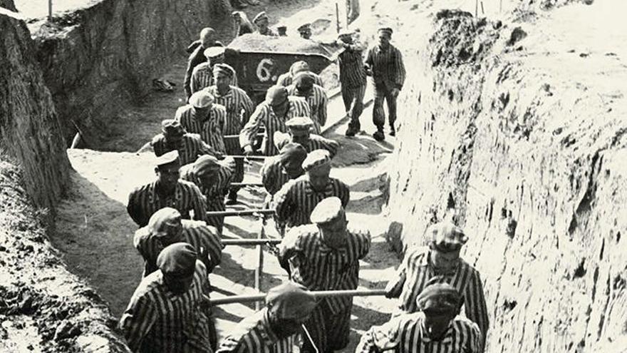 Vor der Zerstörung bewahrtes Foto-Dokument: spanische Zwangsarbeiter im Konzentrationslager Mauthausen.