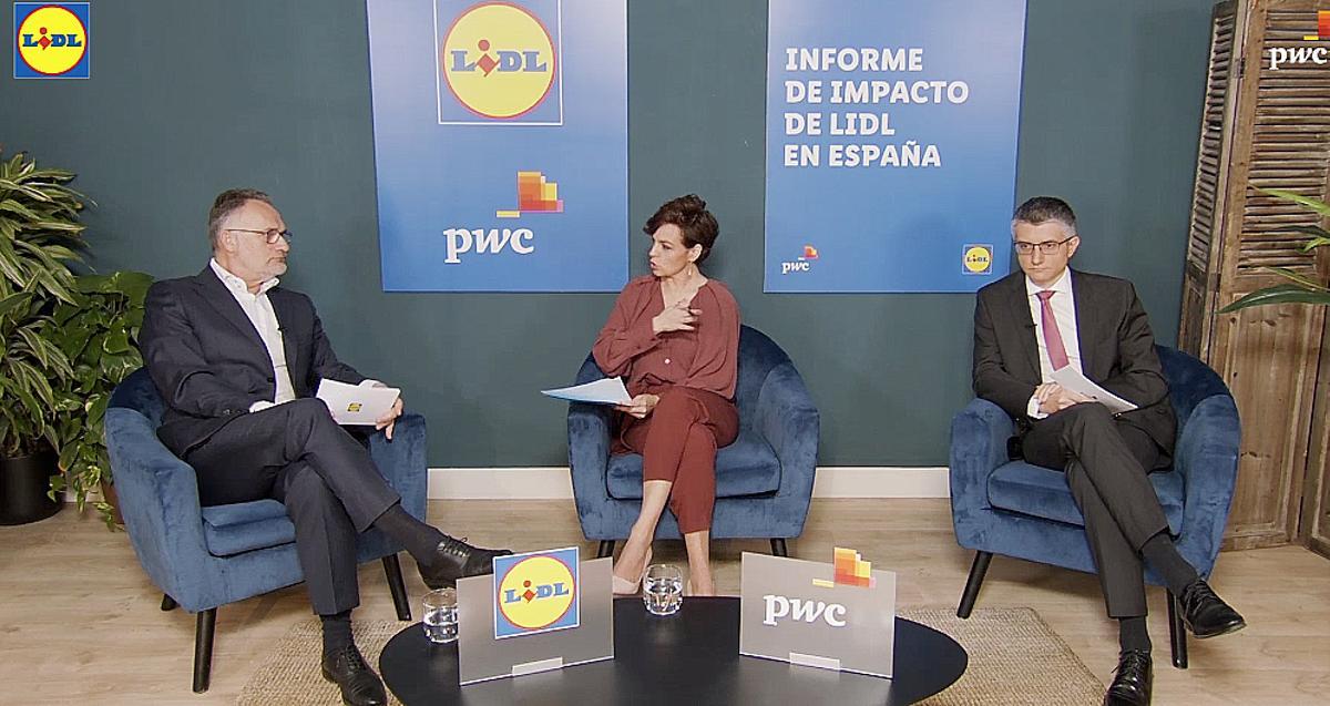 Acto del director general de Lidl en España, Ferran Figueras (izquierda), con Jordi Esteve (PWC) y la moderadora Cristina Villanueva.