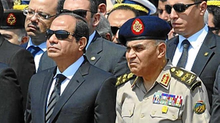 Al-Sisi escortat per un militar