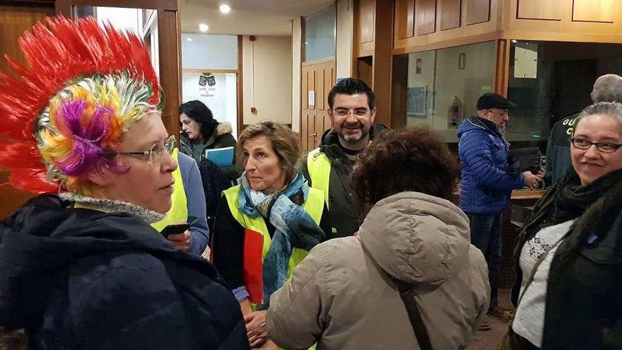 Sindicalistas y funcionarios, ayer, durante el recorrido que hicieron por los juzgados. // Marta G. Brea