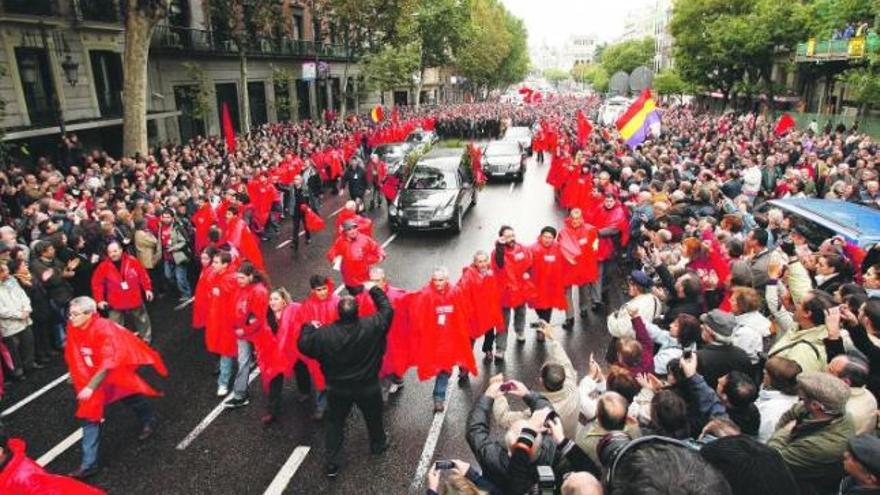 La multitud contempla el paso de la comitiva fúnebre, camino de la Puerta de Alcalá, ayer, en Madrid.