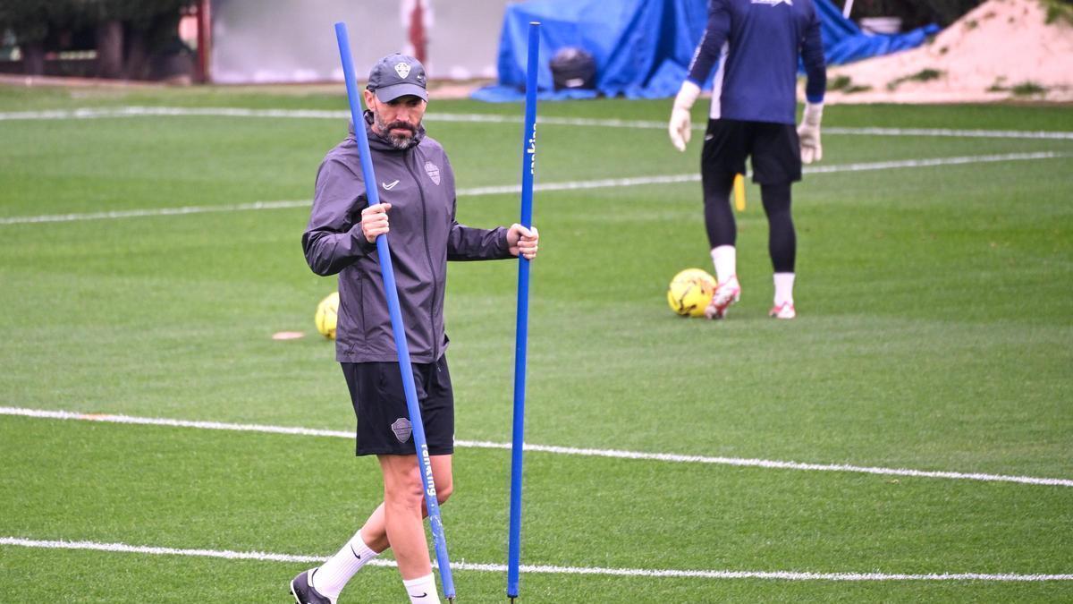 El entrenador del Elche CF, Eder Sarabia durante un entrenamiento antes de enfrentarse al Real Madrid en el Bernabéu