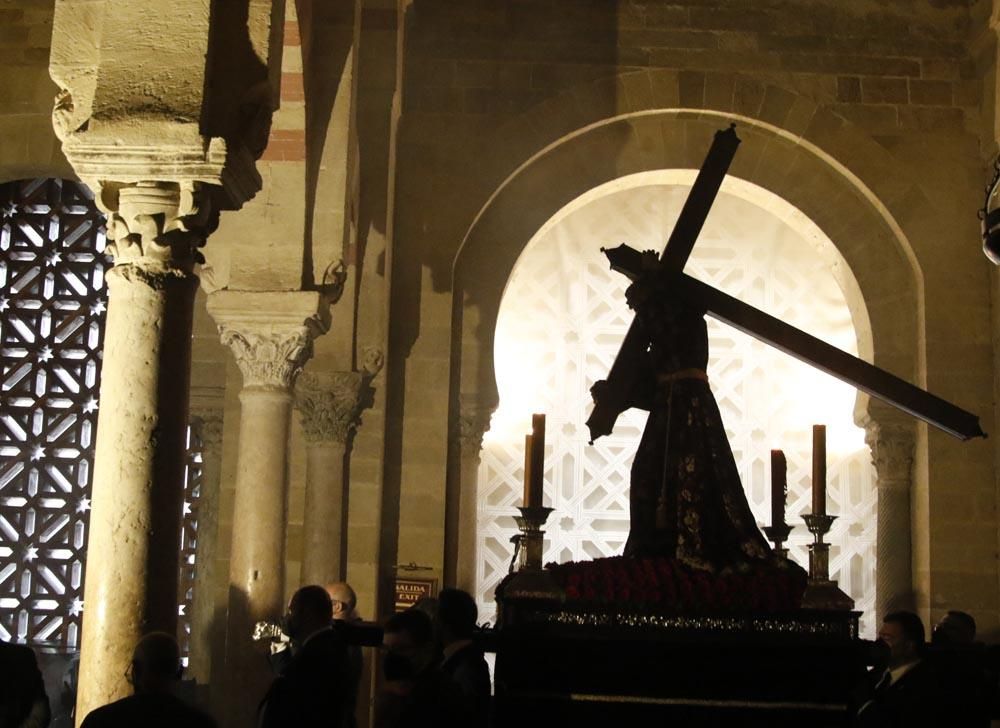 En imágenes, el Vía Crucis de las cofradías