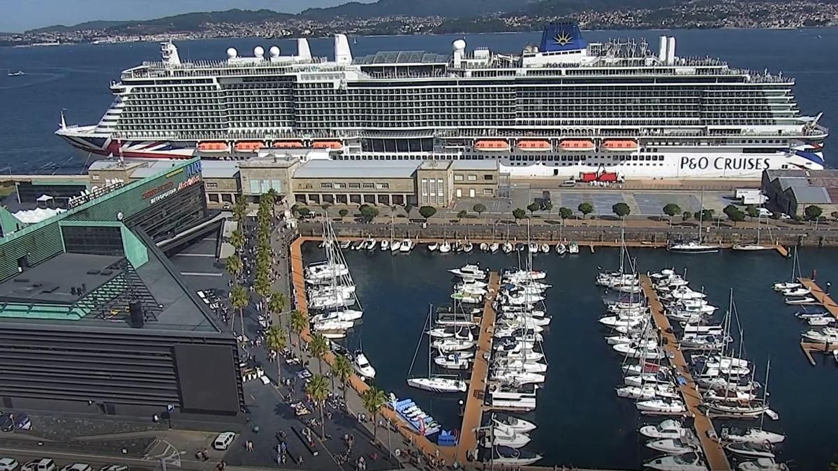 El «Arvia» atracado hoy en el muelle de Trasatlánticos de Vigo.