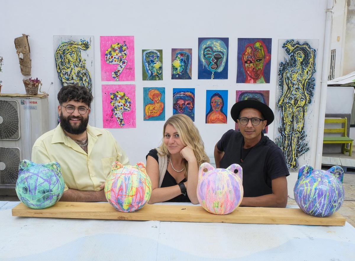 De izq. a dcha., los tres precursores de Plataforma 3 en la azotea cultural, Álvaro Cruz, Ornella Braucci y Néstor Torres.