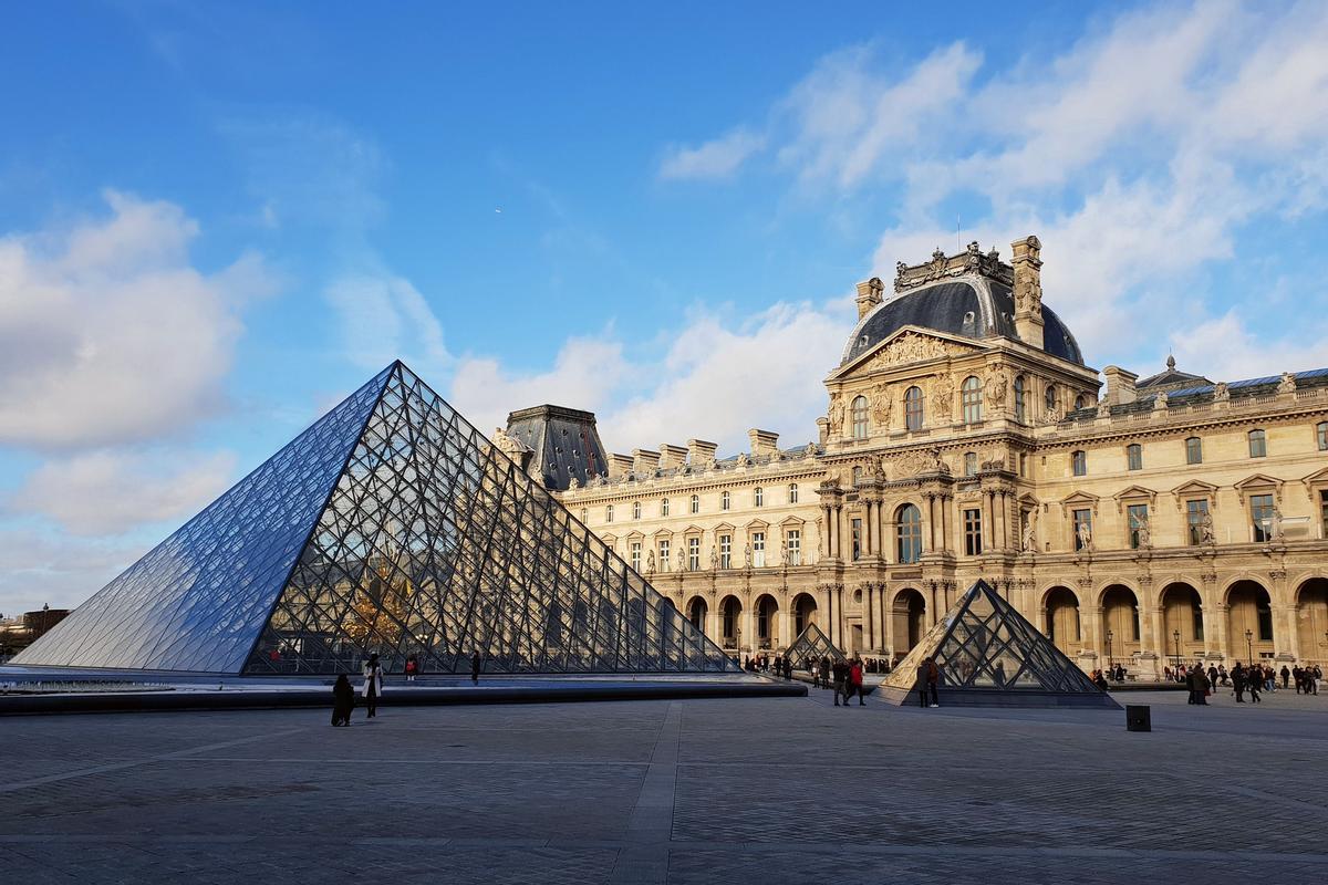 Icónica pirámide del Museo del Louvre en París.