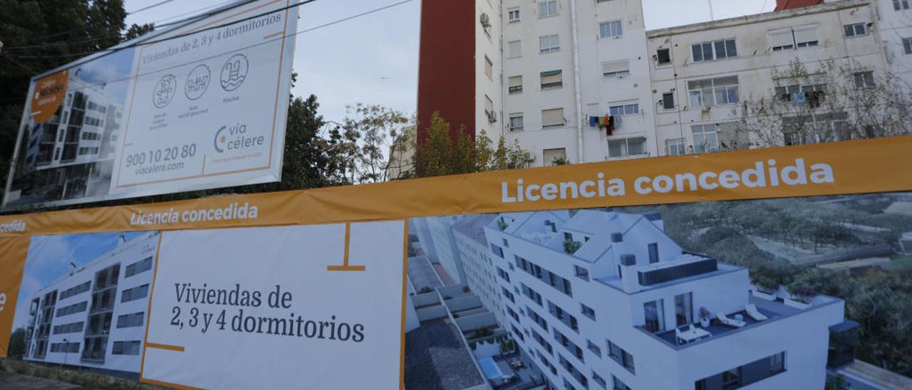 Carteles que colocó Vía Célere en diciembre para anunciar que tenía la licencia de obras.