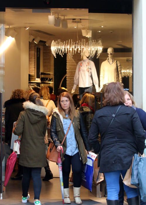 Mucha actividad en los comercios de Málaga en el primer día de compras con descuentos extraordinarios