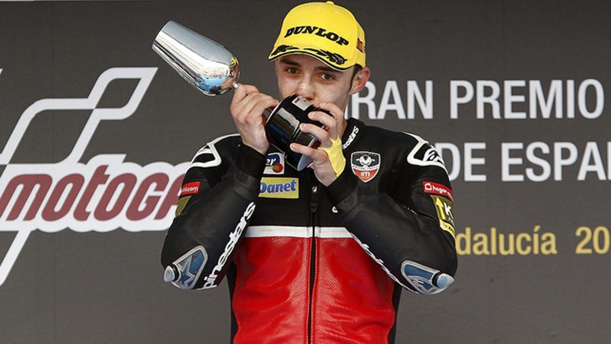 El piloto alemán Jonas Folger besa el trofeo que lo acredita como ganador del GP de España de Moto2 en Jerez